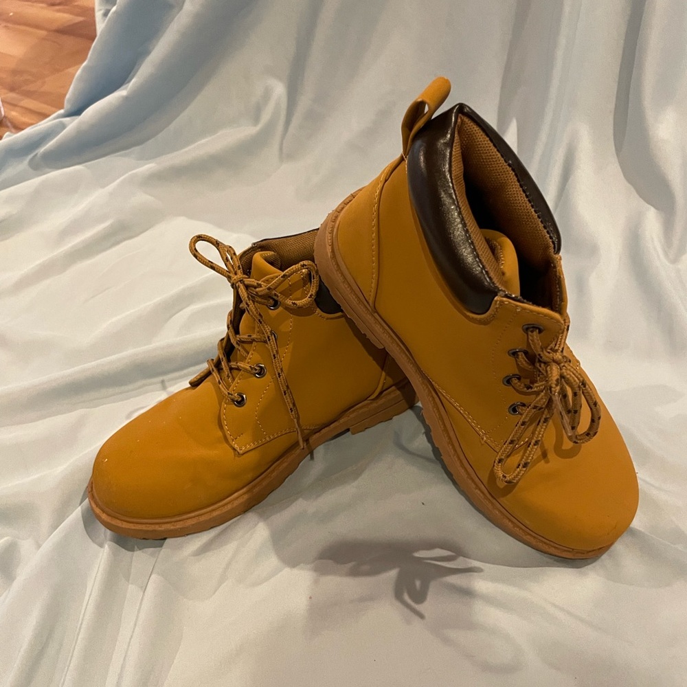 LN worn once! Josmo work boots boys size 3